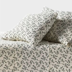 Threshold Cream flannel QUEEN Sheet Set with green Holly and Red Berry Motif